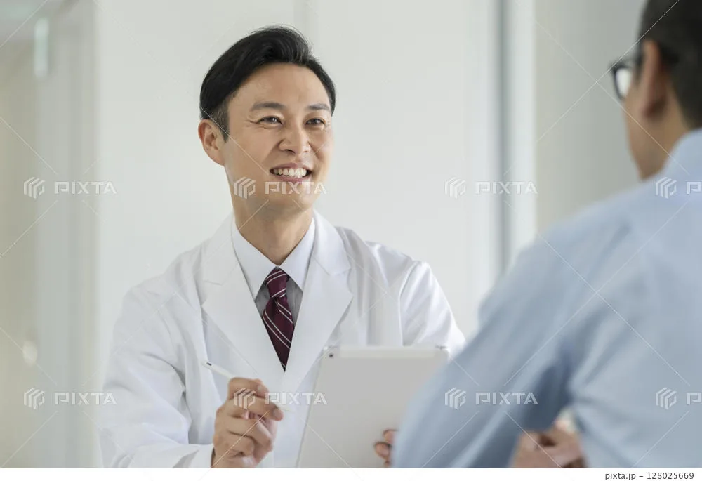 診察する医師